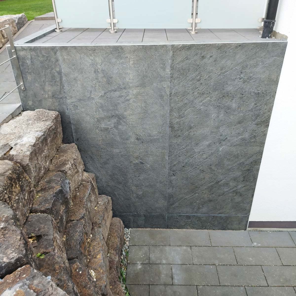 Stützmauer an der Terrasse, große Flächen mit nur wenigen Stoßkanten