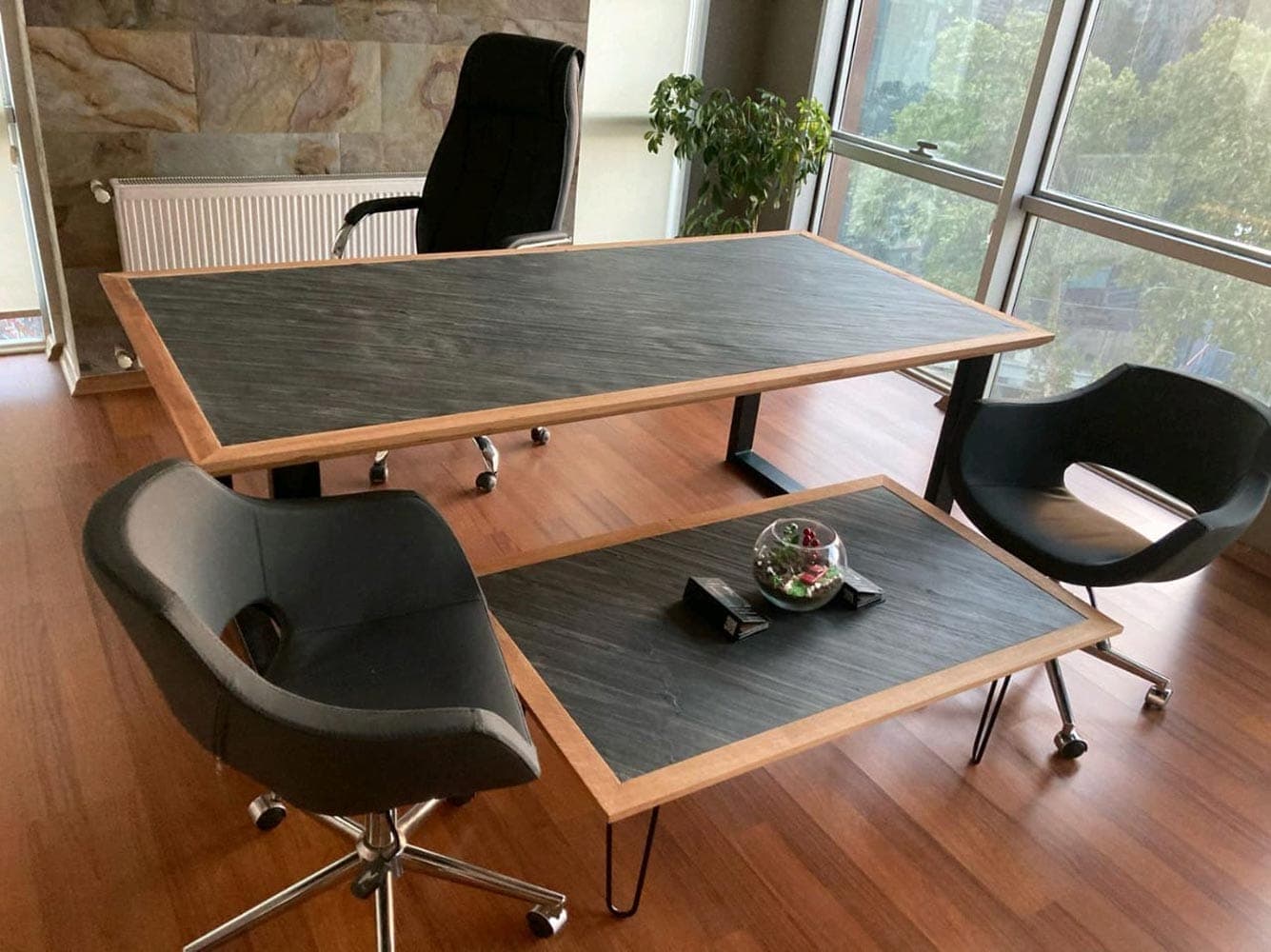 Schreibtisch und Beistelltisch mit Steinplatten im Holzrahmen
