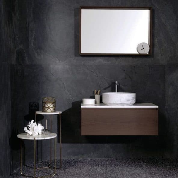 Badezimmer mit hellem Kalksteinfurnier