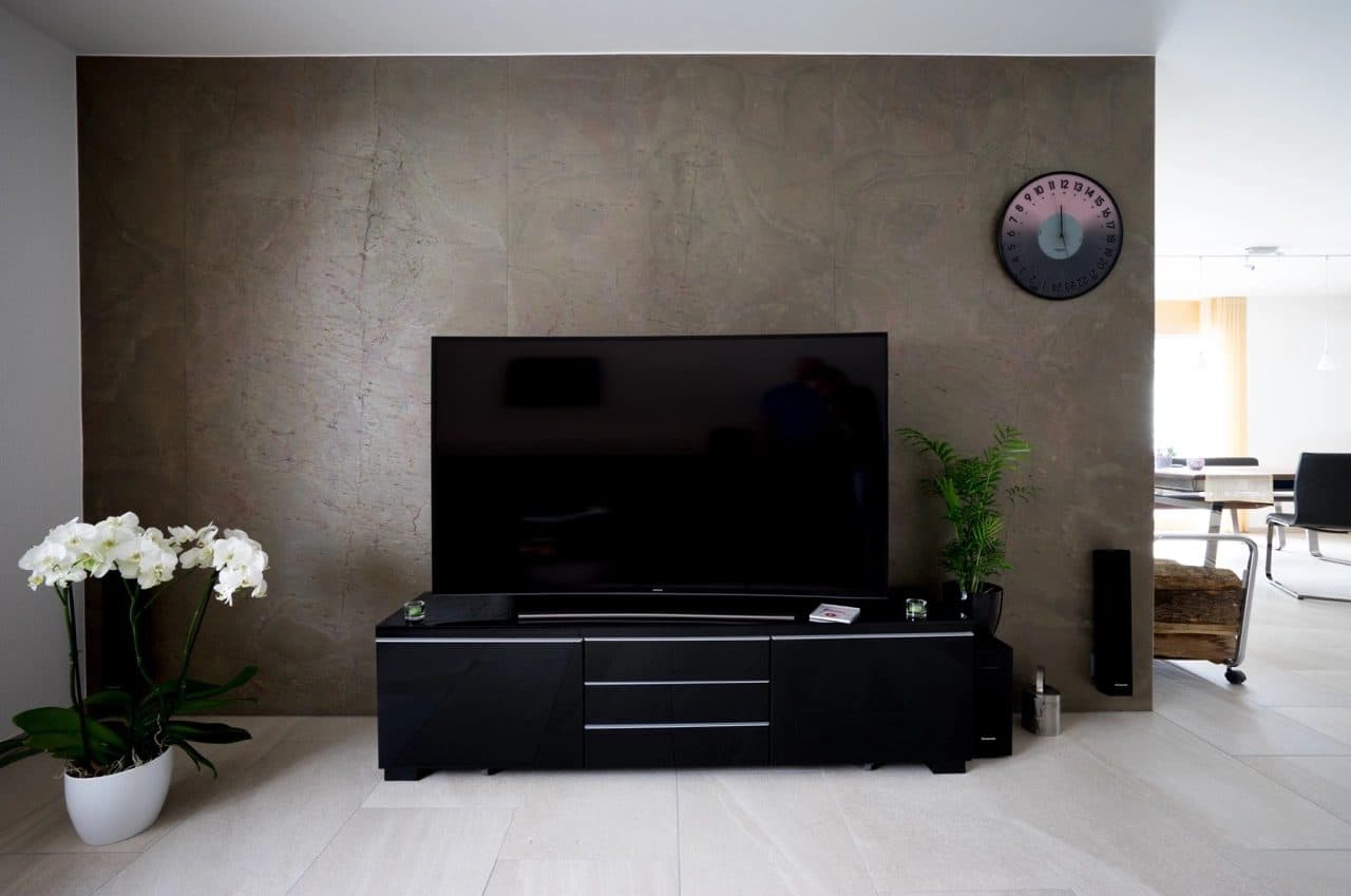 TV-Wand in Copper Red