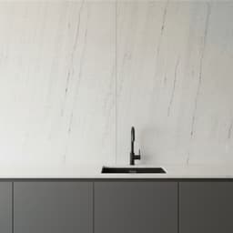 Fugenlose Küchenrückwand aus River White Marmor