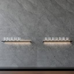Bar-Rückwand aus Silber Grau mit beleuchteten Regalen