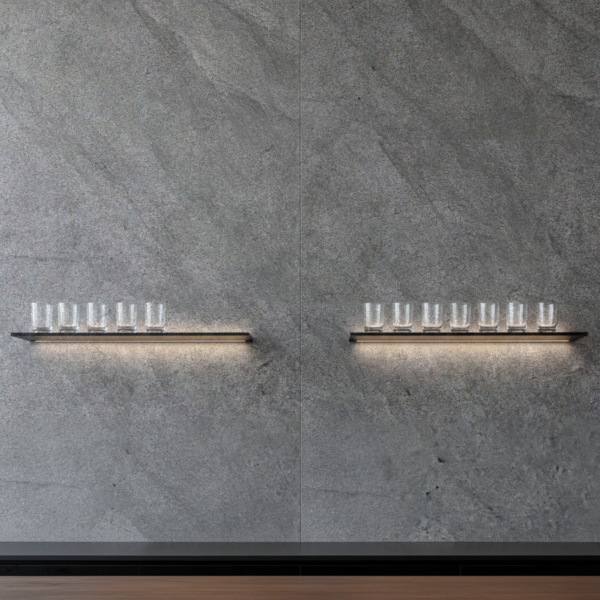 Bar-Rückwand aus Quarzit Silber Grau mit indirektem Licht