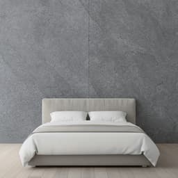 Schlafzimmerwand aus Echtsteinfurnier Silber Grau hinter dem Bett