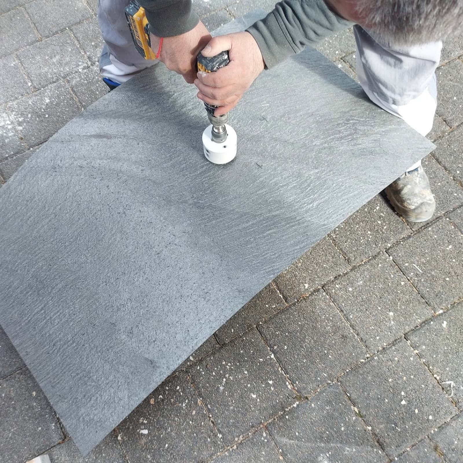Aussparung mit der Lochsäge, das Blatt liegt plan auf
