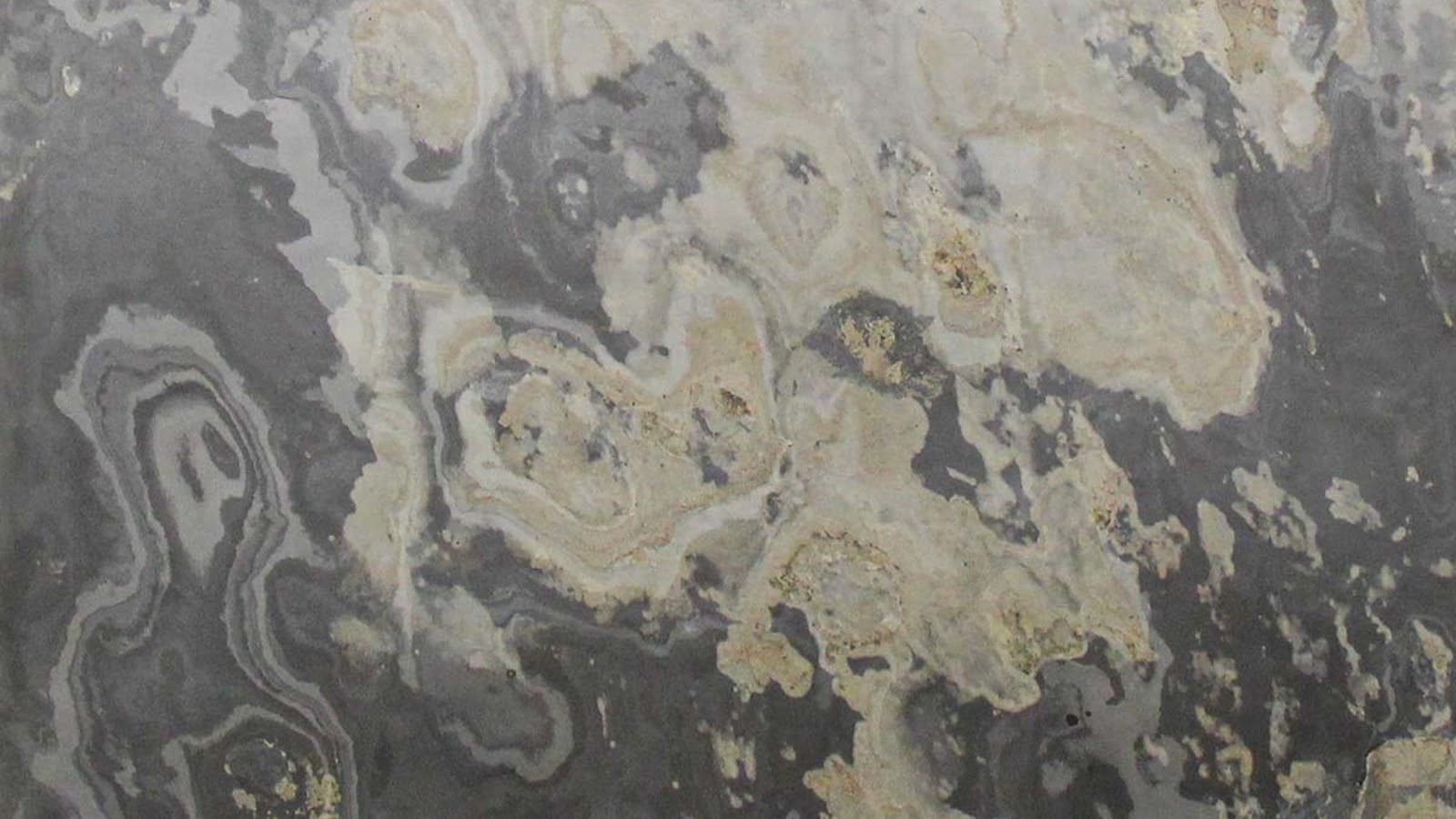 Schieferplatten an der Wand: Vollstein oder Furnier?
