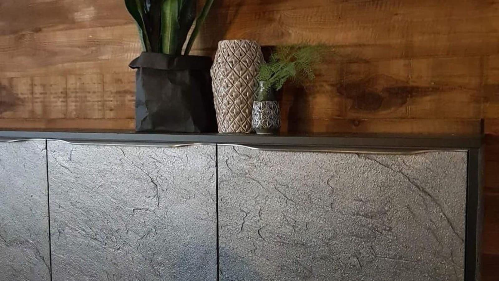 TV-Wand aus Stein: Aufbau, Halterung, Kabel und Licht