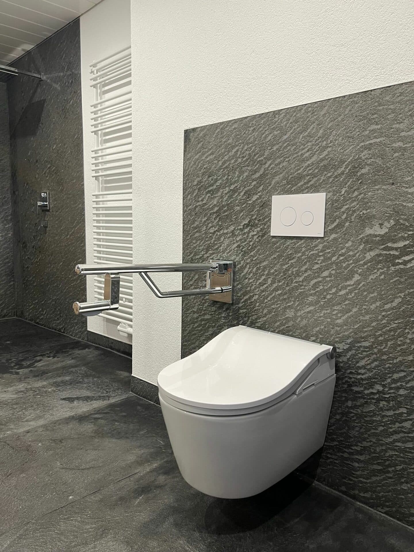 Echter Schiefer im Bad: die Struktur läuft ohne Fugenraster durch, auch direkt neben dem Wand-WC.