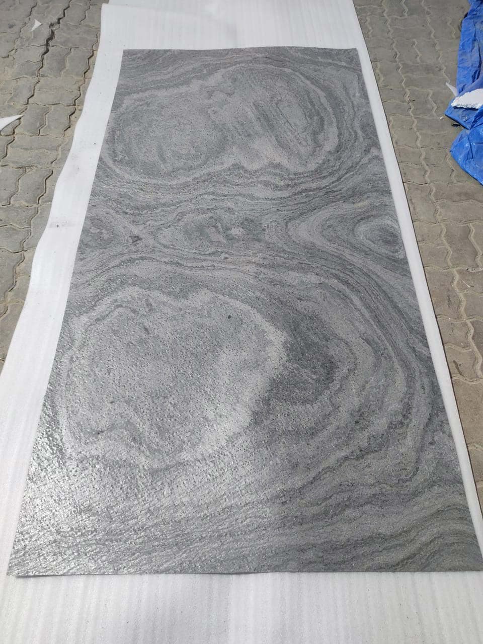 So kommt ein einzelnes Blatt Echtsteinfurnier bei dir an: flach ausgelegt, mit der kompletten Maserung.