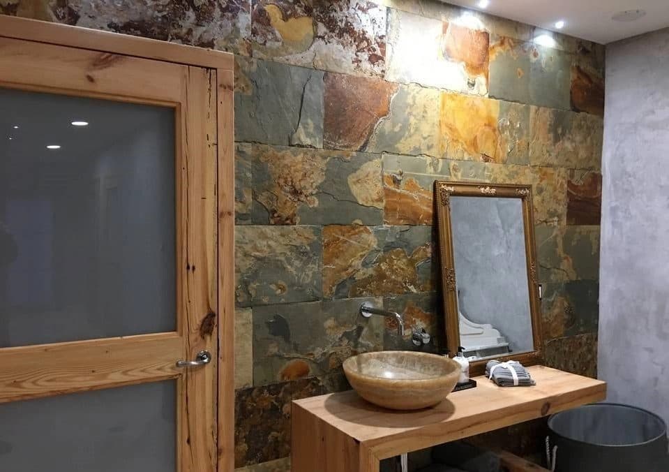 Badezimmerwand mit warmem metallischem Schimmer