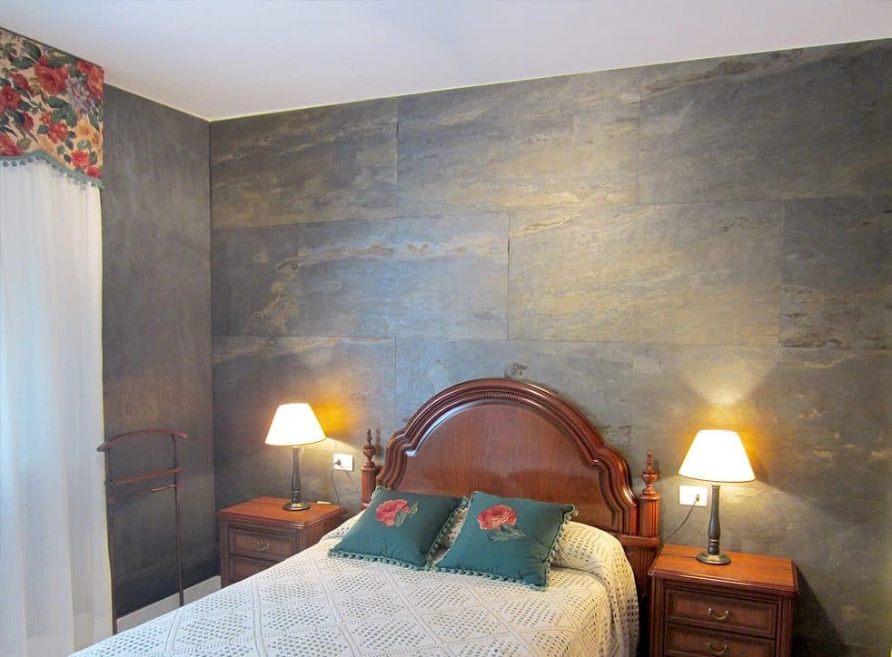 Schlafzimmer – Steinwand