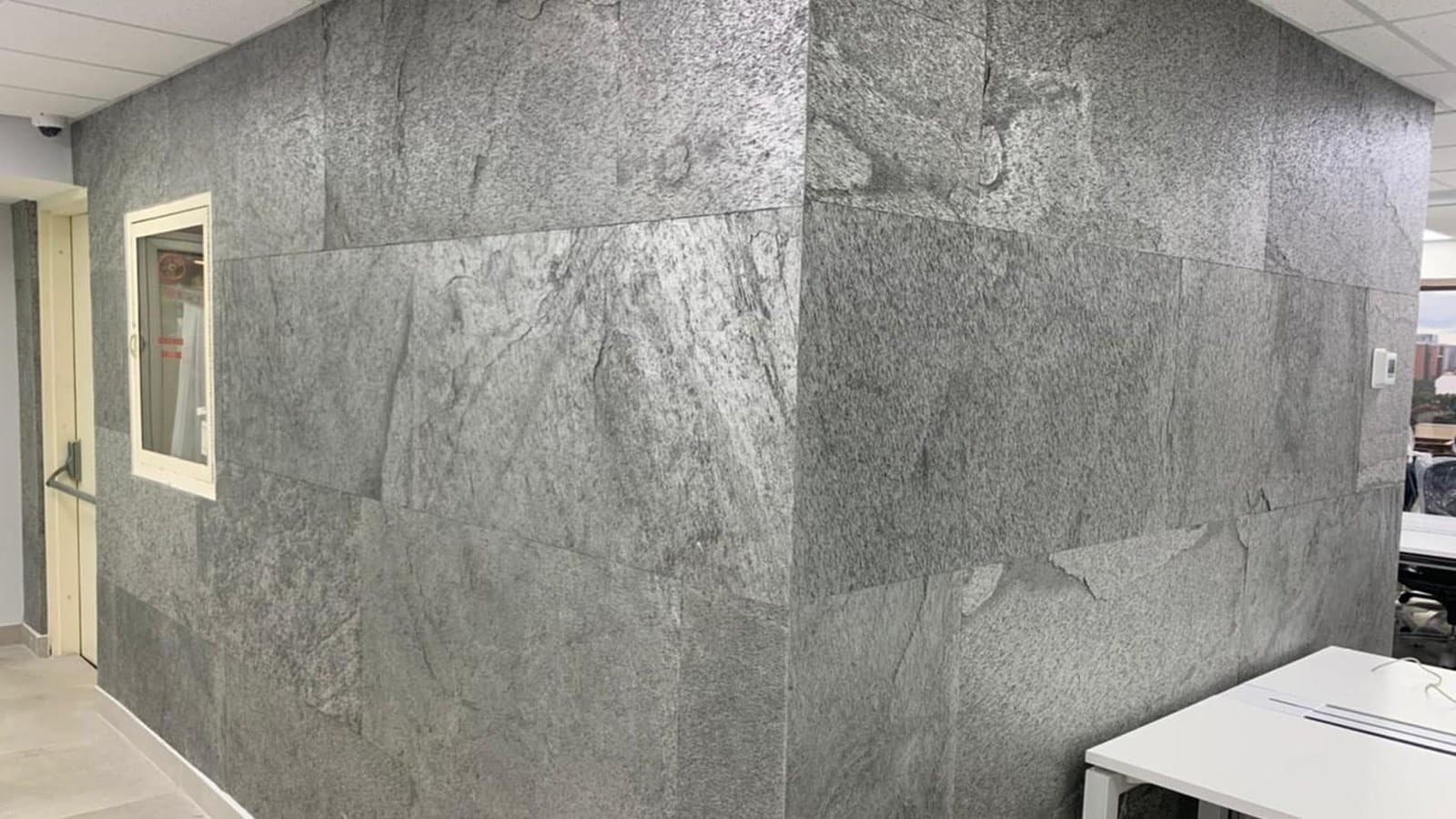 Steinwand im Wohnzimmer: Kosten, Ideen und was am Ende bleibt