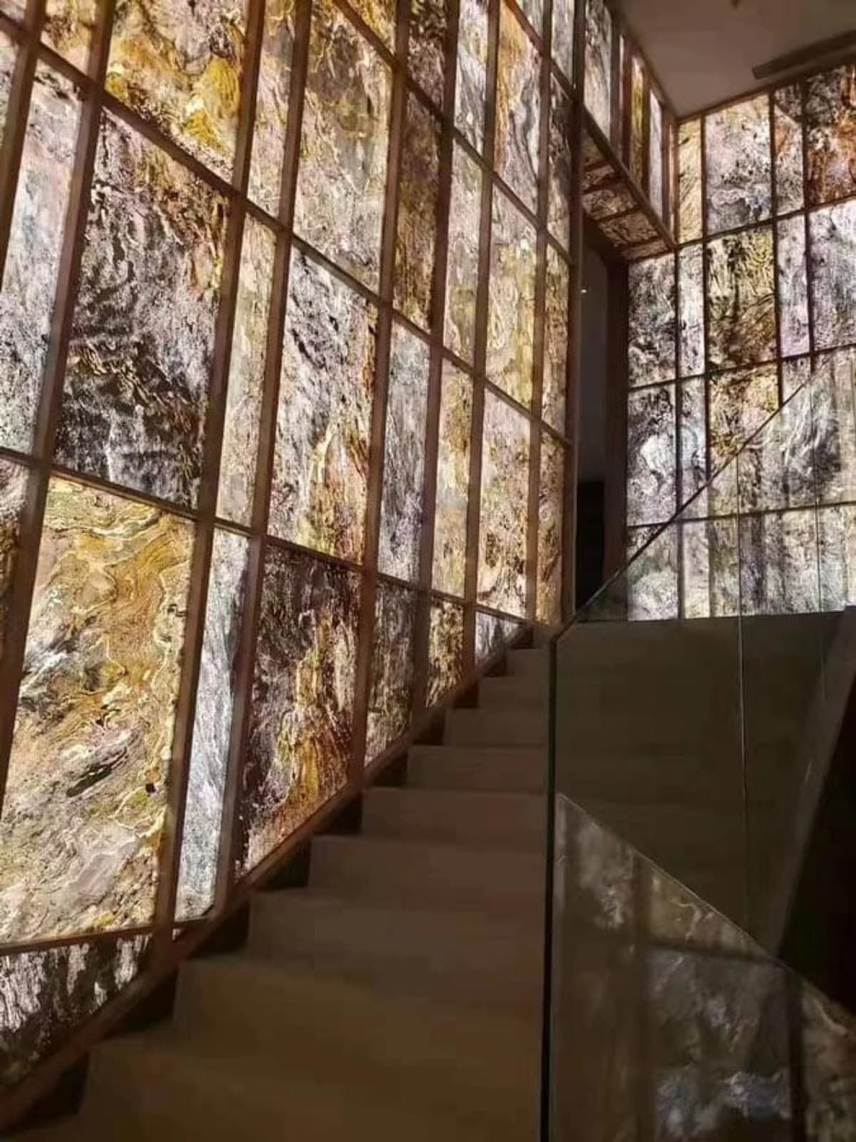 Lichtdurchlässiges Furnier von hinten beleuchtet